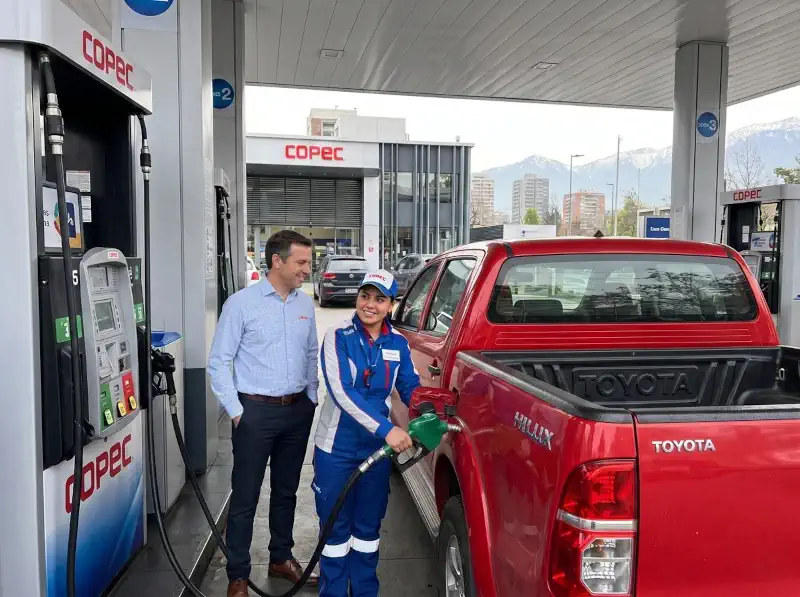 img chofer cargando combustible